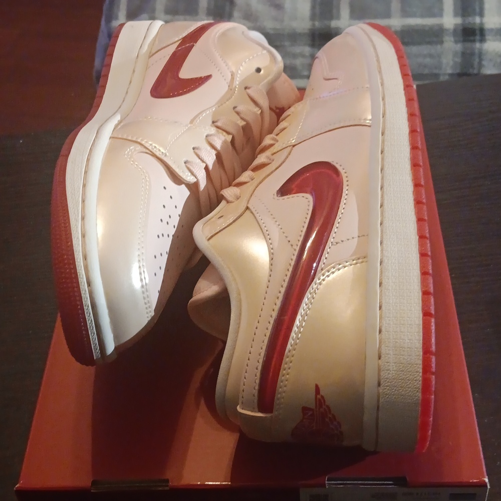 Air Jordan 1 Low SE Patent Valentines Day Womens 9.5 Mens 8 NWBox - Picture 8 of 9